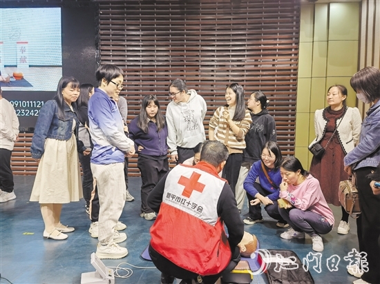 培訓(xùn)導(dǎo)師圍繞心肺復(fù)蘇和AED設(shè)備的聯(lián)合使用等急救知識技能進(jìn)行授課，對操作技術(shù)要領(lǐng)進(jìn)行詳細(xì)講解和同步示范。