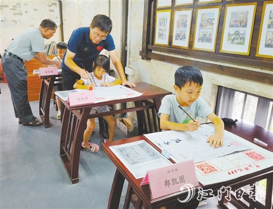 學(xué)生在“青少年學(xué)堂”舉辦的培訓(xùn)班上學(xué)習(xí)書法。