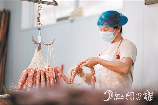 工人加緊制作臘味，應(yīng)付接踵而來的訂單。