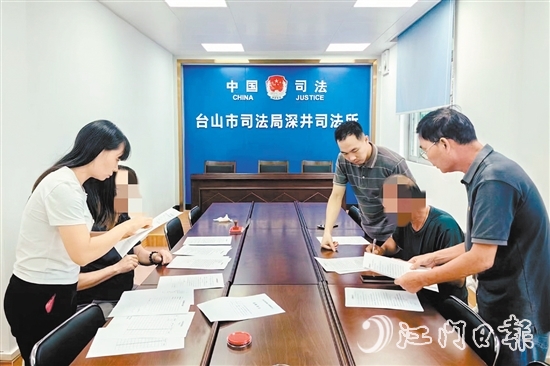 深井鎮(zhèn)對(duì)排查出的矛盾糾紛制定針對(duì)性化解措施，力求發(fā)現(xiàn)一起、介入一起、化解一起。