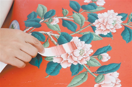 調(diào)色師在比對(duì)顏色，差一點(diǎn)都不行。