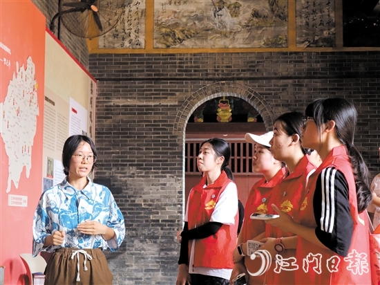 “行走中的黨課”讓學(xué)習(xí)形式“活”起來、“動(dòng)”起來、“熱”起來。圖為黨員到南村村參觀學(xué)習(xí)。