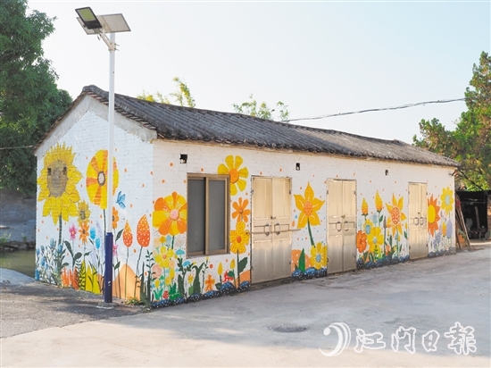 雙橋村發(fā)動返鄉(xiāng)大學生設計獨具雙橋特色的墻繪。