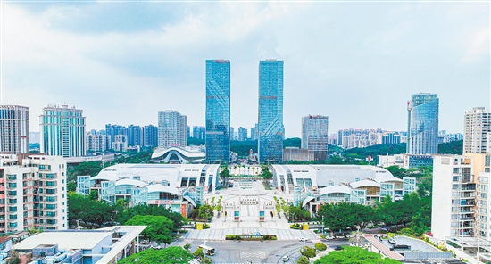 江門不斷優(yōu)化營商環(huán)境，吸引更多澳門項(xiàng)目前來落戶。圖為江門繁榮的商業(yè)圈。
