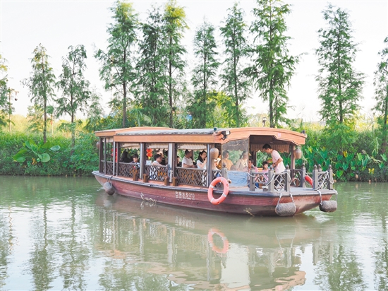 游客在古勞水鄉(xiāng)旅游區(qū)乘坐游船欣賞水鄉(xiāng)風(fēng)景。