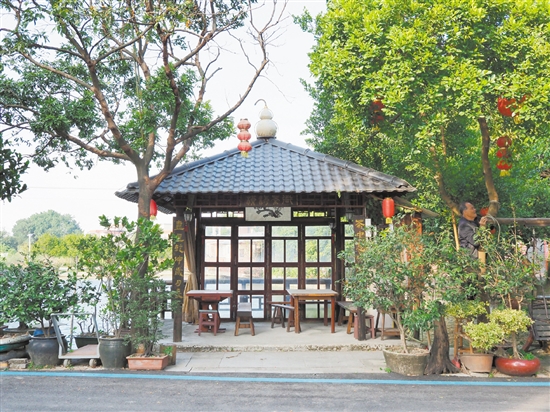 雙橋橫海村民黃錫堯打造的“美麗庭院”——“逍遙島”。