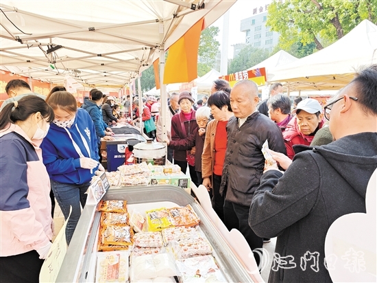 不少市民前來感受傳統(tǒng)節(jié)日氛圍，購買心儀的農(nóng)產(chǎn)品。