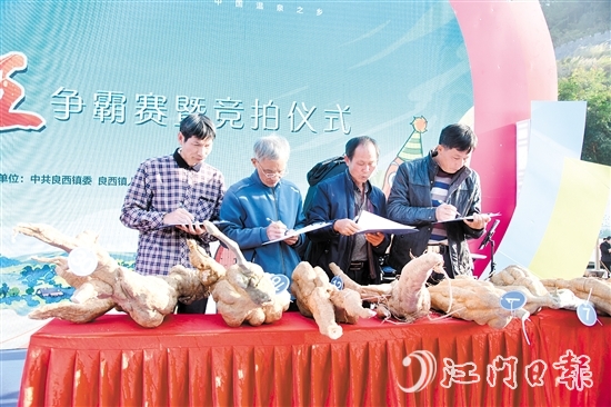 評(píng)委們對(duì)參賽薯進(jìn)行評(píng)選打分。