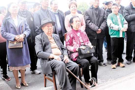 老縣長馮炎攜夫人參加活動。