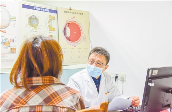 彭超為患者開具處方。