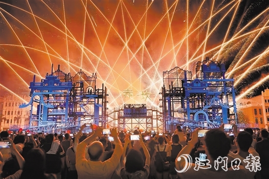 今年國慶期間,赤坎華僑古鎮(zhèn)的“火秀”表演火出圈。