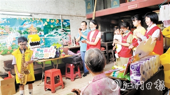 多個文明實踐服務(wù)項目精準對接“一老一小”關(guān)鍵群體的服務(wù)需求，通過匯聚多方力量，為他們送溫暖、送服務(wù)、解難題，繪就一幅幅“朝夕美好”的新畫卷。