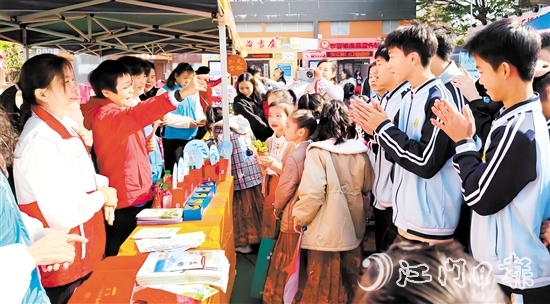 主辦方發(fā)起“讓書香隨綠意流動”項(xiàng)目，發(fā)動市民捐贈家中閑置書籍。