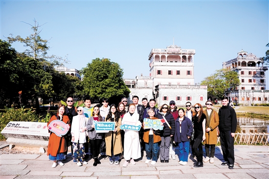 國際旅行商、旅行達人在開平自力村碉樓群景區(qū)合影留念。