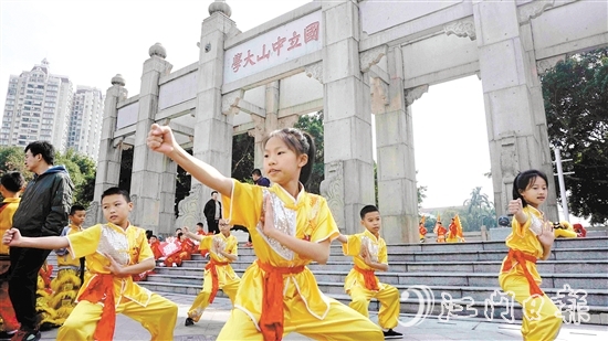“小醒獅”游學(xué)團在中山大學(xué)牌坊前展示蔡李佛拳。