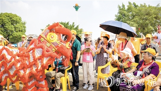 250多名懇親代表參加家鄉(xiāng)游觀光活動，暢敘鄉(xiāng)情。