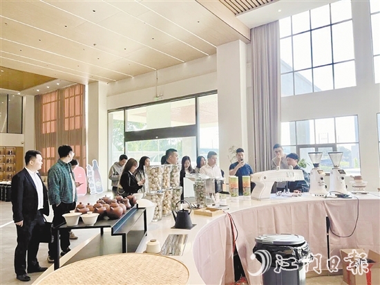 港澳青年參觀臺山企業(yè)，了解臺山經(jīng)濟(jì)發(fā)展?fàn)顩r和青年創(chuàng)業(yè)環(huán)境。