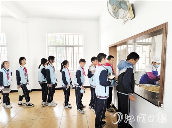 汶村鎮(zhèn)中心小學飯?zhí)媒涍^改造，改善了學生的用餐環(huán)境。