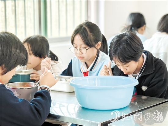 汶村鎮(zhèn)中心小學飯?zhí)酶脑旌笮略隽俗雷?，解決了座位嚴重不足問題。