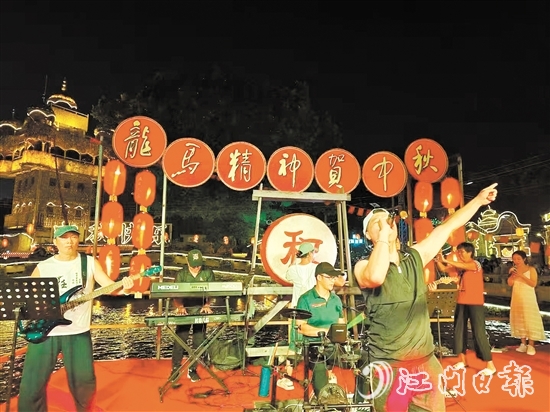 五邑人家經(jīng)常邀請嘉賓前來餐廳演出并與客人互動。