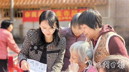 宣傳人員向村民普及金融知識(shí)。