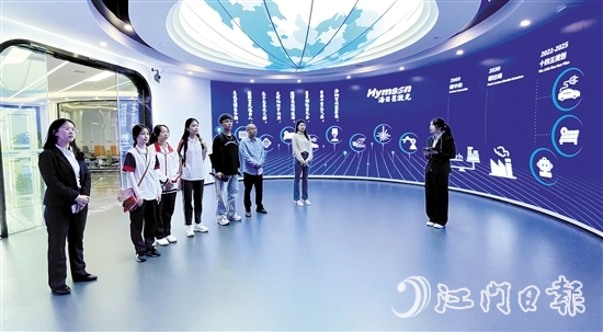 江門海目星的激光設(shè)備融入了工業(yè)機(jī)器人、數(shù)控機(jī)床、5G等技術(shù)，可以在部分流程實(shí)現(xiàn)全自動(dòng)化生產(chǎn)。