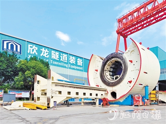 鶴山營(yíng)商環(huán)境持續(xù)向好，提振了企業(yè)發(fā)展信心，產(chǎn)業(yè)新賽道越走越寬。圖為廣東欣龍隧道裝備股份有限公司。