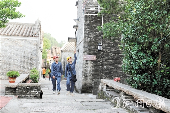 鶴山供電局大力提升新時(shí)代鄉(xiāng)村電氣化水平。圖為供電人員在雅瑤鎮(zhèn)陳山村開展日常巡檢工作。