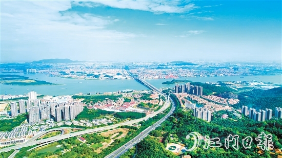 今年以來(lái)，鶴山市以拔頭籌、爭(zhēng)上游的奮進(jìn)姿態(tài)，建典型、作示范，推動(dòng)“百千萬(wàn)工程”加力提速、全面突破。圖為鶴山城區(qū)新貌。