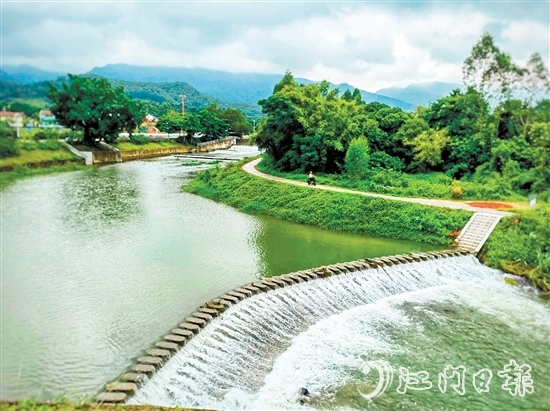 鶴山市深入推進(jìn)全域水經(jīng)濟(jì)試點(diǎn)建設(shè)、河湖長(zhǎng)制工作，治理保護(hù)水環(huán)境，大力發(fā)展水經(jīng)濟(jì)，做好做活“水文章”。圖為鶴城鎮(zhèn)三堡河五星村段。