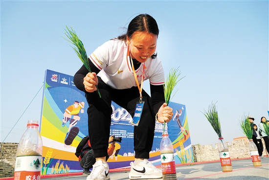這位選手巧妙地將秧苗插進(jìn)瓶中。