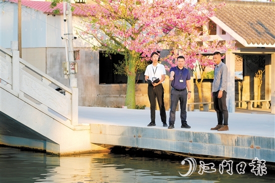 新會區(qū)紀(jì)檢監(jiān)察干部到廣東省鄉(xiāng)村振興示范村——大鰲鎮(zhèn)東風(fēng)村開展監(jiān)督檢查，深入了解河道日常管護(hù)治理、隱患排查等情況。