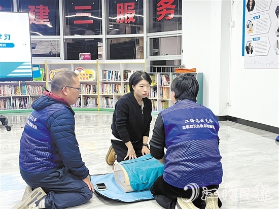志愿者們利用模擬人進(jìn)行現(xiàn)場演示，并指導(dǎo)居民進(jìn)行實(shí)操訓(xùn)練。