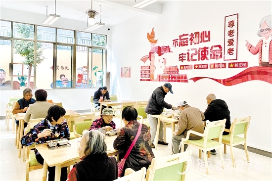長者在甘化社區(qū)居家養(yǎng)老服務(wù)站就餐。