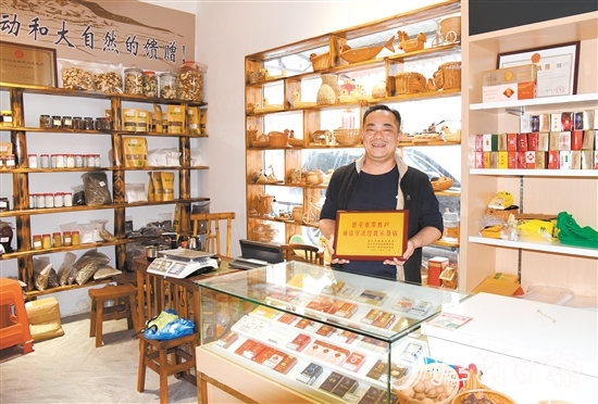 在恩平煙草的指導幫助下，升級改造后的農網(wǎng)煙草零售商鋪面貌煥然一新。