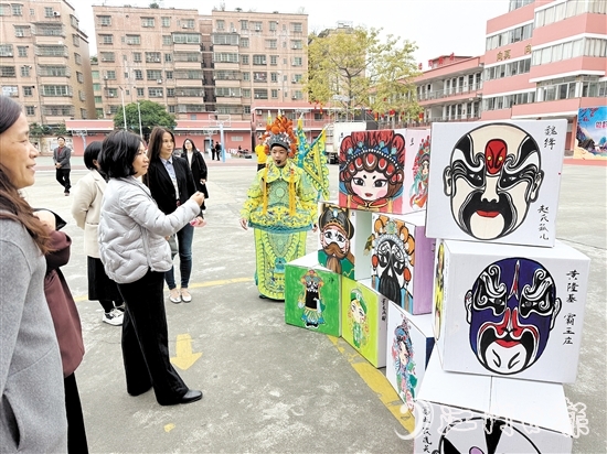 “小小紅豆班”小學(xué)員以粵劇扮相介紹粵劇臉譜繪畫作品。