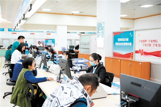 開平市行政服務(wù)中心實(shí)現(xiàn)社保業(yè)務(wù)“一窗通辦”，群眾現(xiàn)場(chǎng)辦事“最多跑一次”。