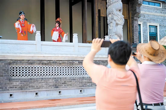 游客在赤坎華僑古鎮(zhèn)拍照“打卡”。