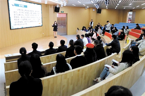 優(yōu)秀班主任代表分享個(gè)人帶班育人的方法。