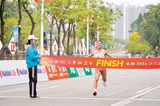 江門馬拉松半程終點設在江海區(qū)，江海賽道涉及多個地標性區(qū)域。圖為“半馬”第一名選手沖線。郭永樂