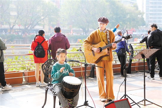 7歲市民候樂儀即興伴奏，表演非洲鼓，現(xiàn)場氣氛熱鬧喜慶。