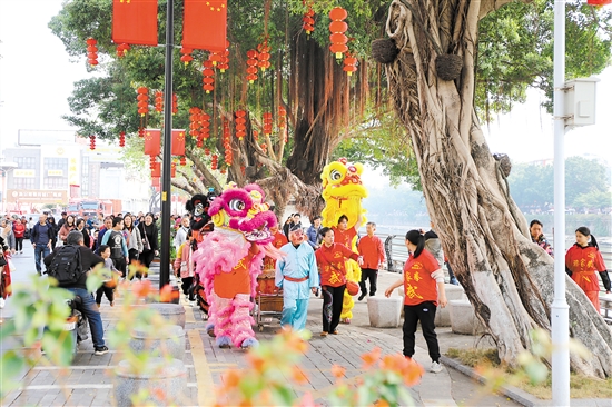 市民游客跟著醒獅一邊巡游，一邊觀賞江門美景。