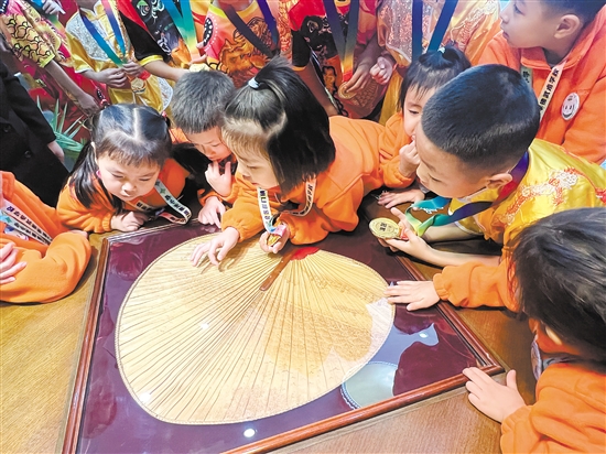 我市“小醒獅”與七臺河市“冠軍寶寶”參觀葵博園，現(xiàn)場欣賞各種葵藝制品。
