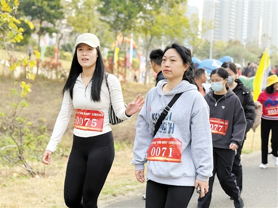 市民健步走迎接新年，傳遞健康和公益的理念。