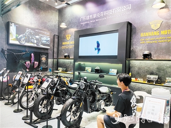 蓬江區(qū)摩托車(chē)企業(yè)積極往外拓展市場(chǎng)、尋找出路。圖為第136屆廣交會(huì)上的建雅摩托展位。