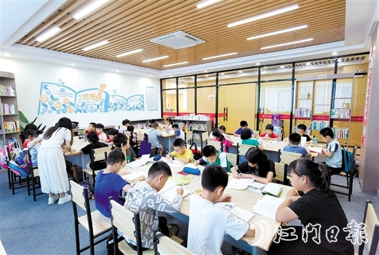 棠下鎮(zhèn)總工會(huì)巧用職工書(shū)屋豐富職工子女寒暑假托管活動(dòng)。