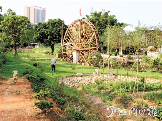 小官田村發(fā)動(dòng)社會(huì)力量投資500多萬(wàn)元打造“綠美吉村”項(xiàng)目，建設(shè)了傳統(tǒng)農(nóng)耕水輪車、美麗稻田等景觀。