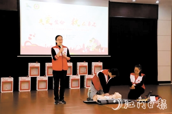 活動(dòng)當(dāng)天開展了心肺復(fù)蘇（CPR+AED）專場(chǎng)培訓(xùn)。