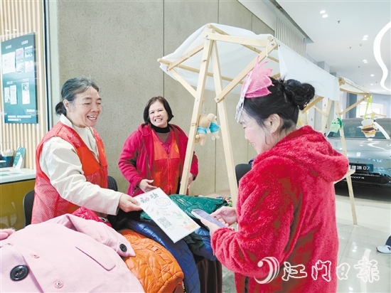 志愿者霞姐的衣物攤位吸引了不少顧客前來(lái)選購(gòu)。