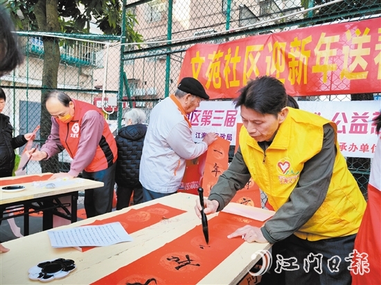 志愿者在攤位上揮毫潑墨。